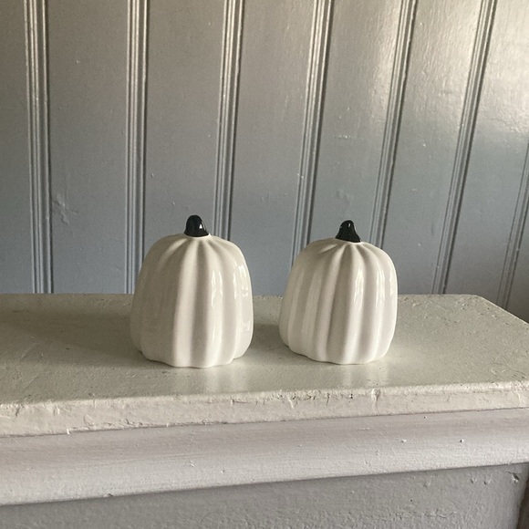 NWT- Set of 2- White Pearl Glazed Porcelain Pumpkin Decorations - Picture 8 of 12